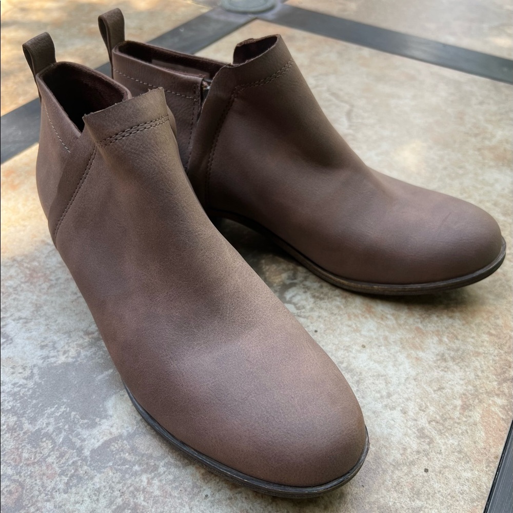 Woman’s Toms Deia shortie boots with side zipper